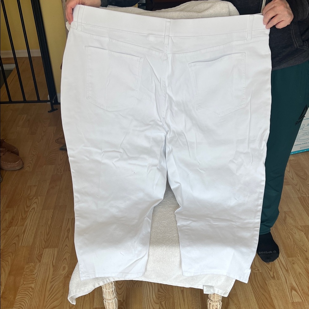 Terra & Sky White Capris - Picture 2 of 8